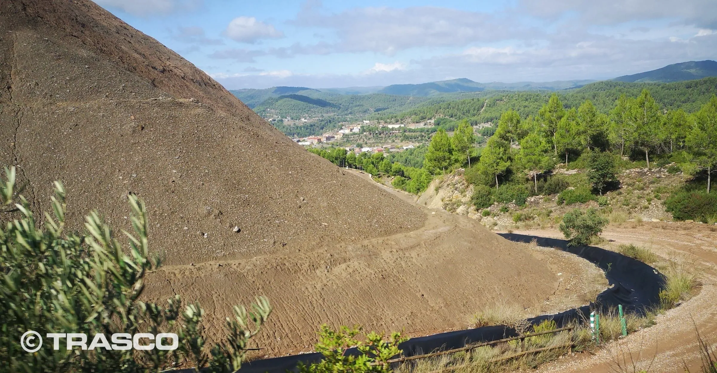 Piste en lacets sur le terrain tout-terrain de Les Comes, près de Súria en Catalogne
