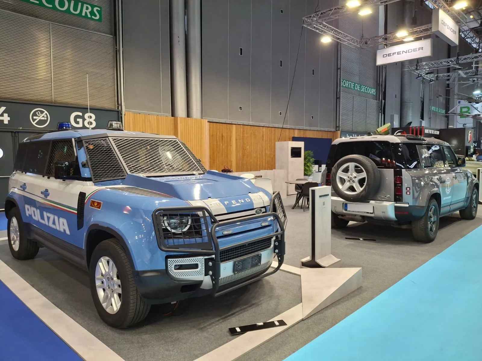 Ausstellungsfahrzeuge am DEFENDER-Stand der Eurosatory 2026, rechts der TRASCO Defender A-KIP®