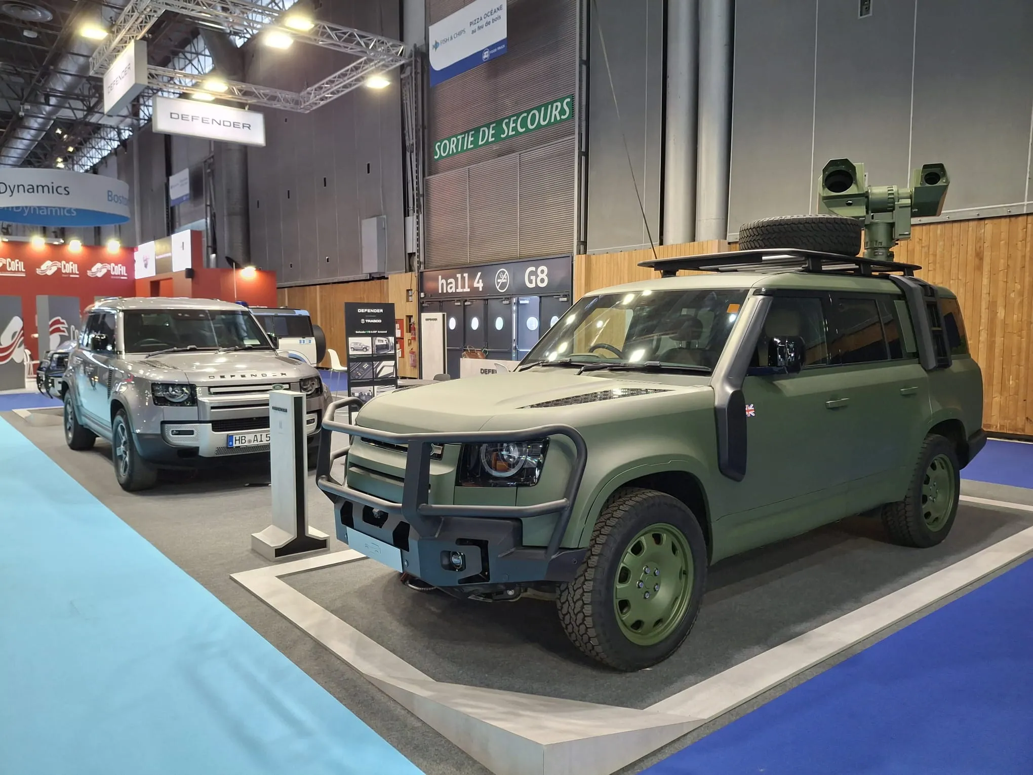 Grüner Defender mit fernbedienbarer Waffenstation auf dem Dach am DEFENDER-Stand der Eurosatory 2026