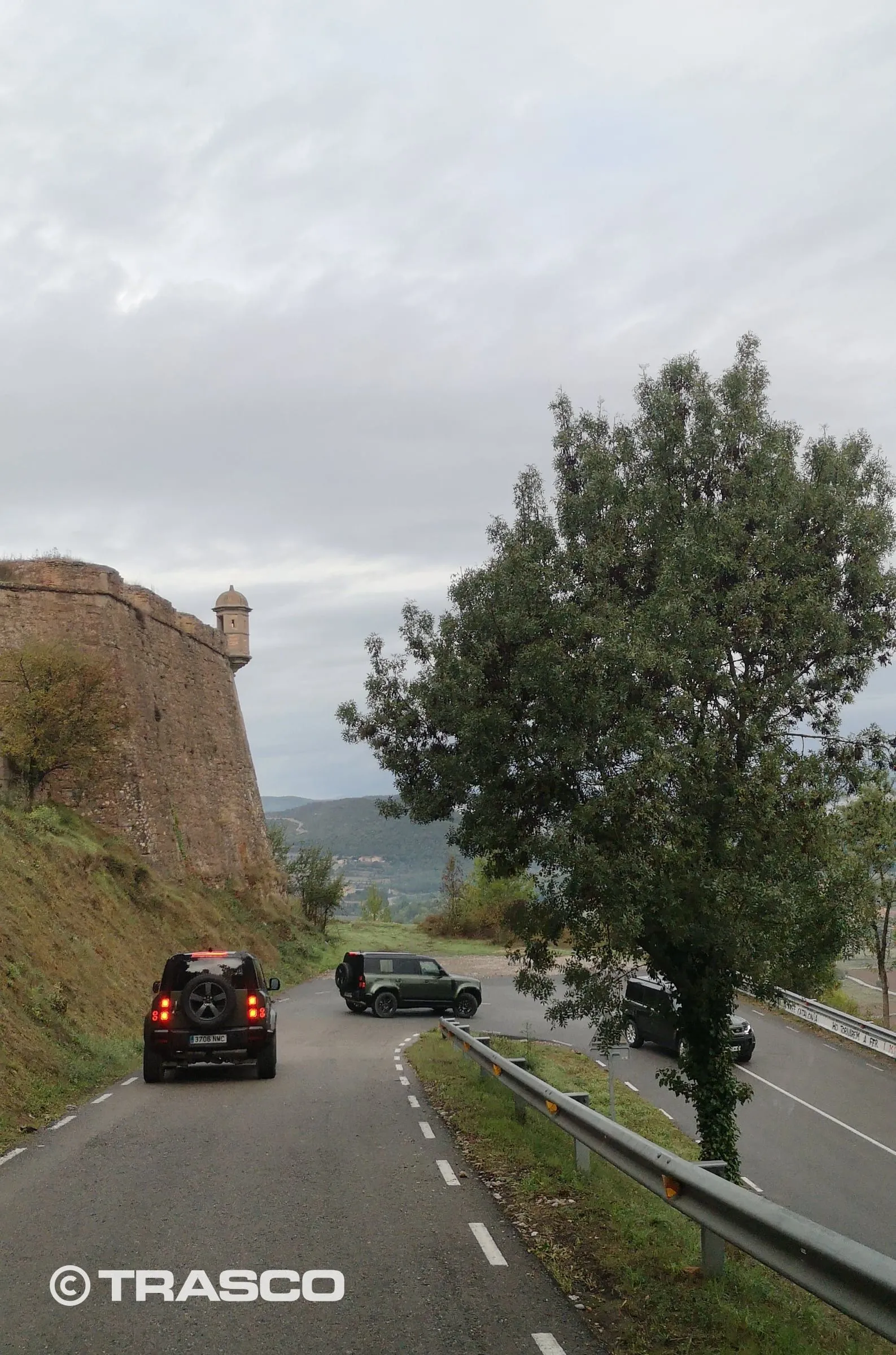 Plusieurs Defender l’un derrière l’autre sur une route de montagne près de Súria