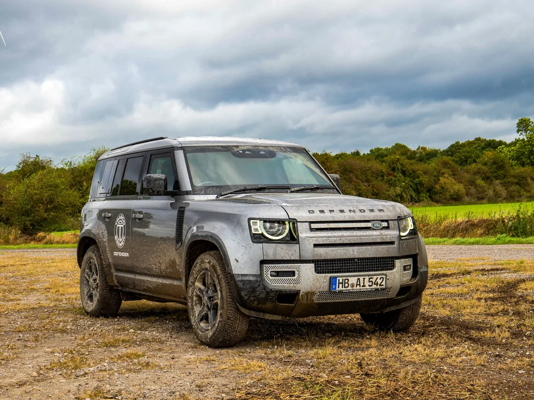 Defender 110 mit A-KIP®-Schutz im Gelände, Dreiviertelansicht von vorn