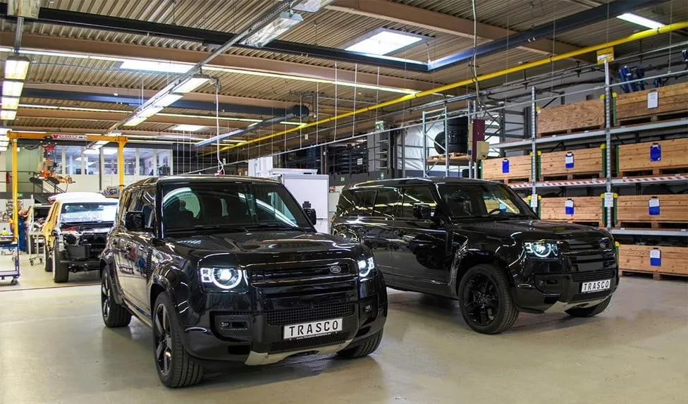 Zwei fertige schwarze Defender A-KIP® in der TRASCO-Fertigungshalle in Bremen