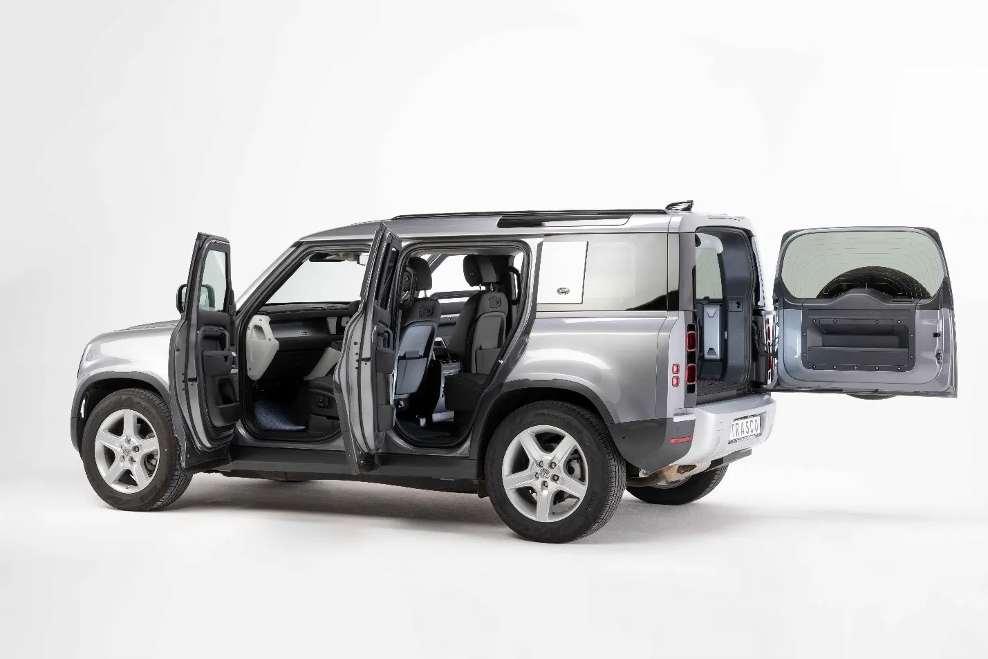 Defender&nbsp;110 A-KIP® avec toutes les portes et la porte arrière ouvertes, en studio