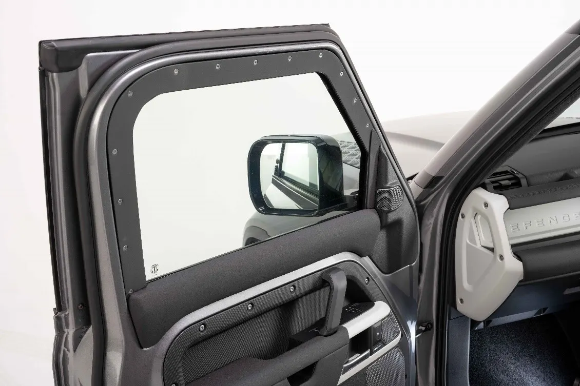 Porte avant ouverte avec verre balistique certifié et cadre vissé