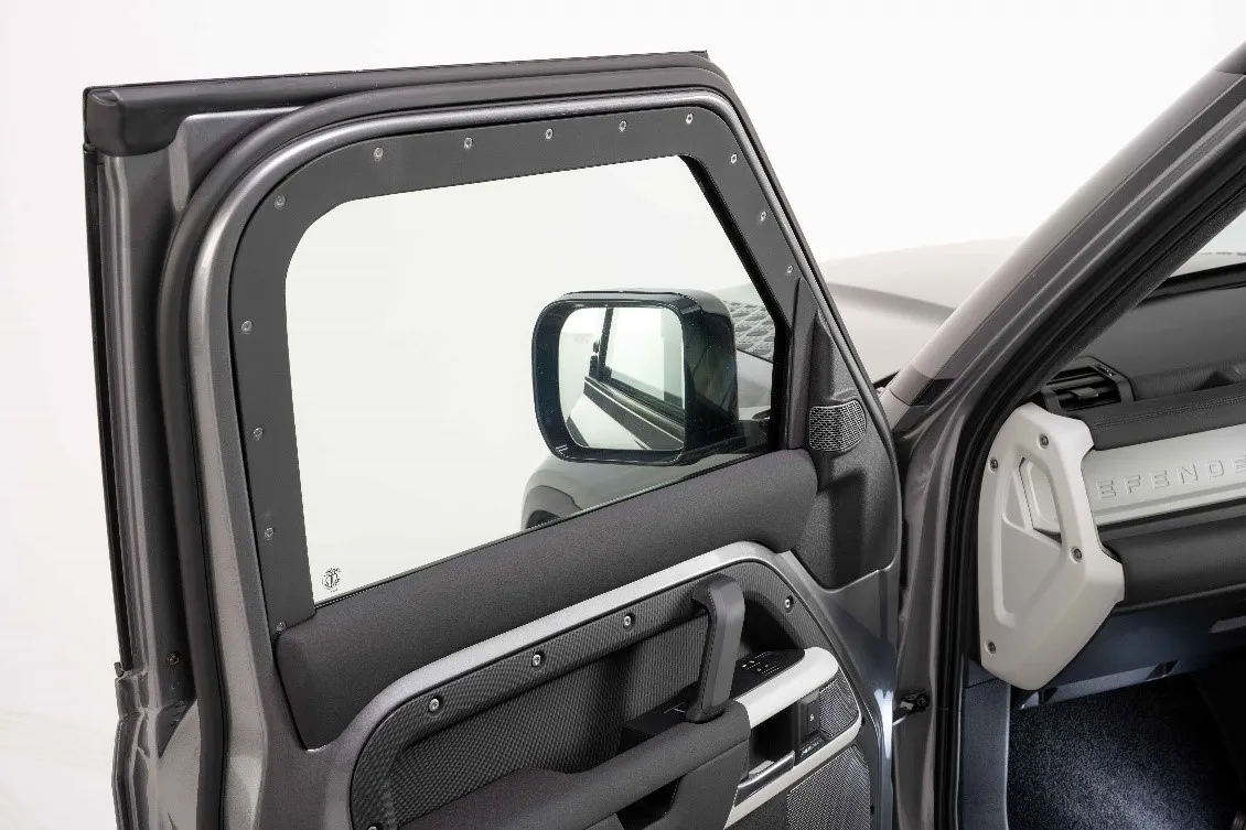 Porte avant ouverte avec verre balistique certifié et cadre vissé