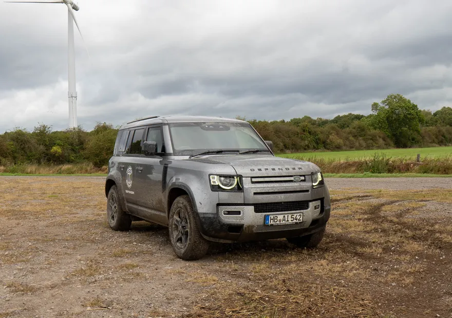 Defender 110 A-KIP® abseits der Straße an einem Windpark