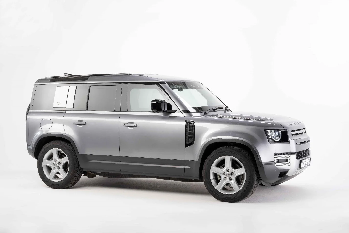 Defender&nbsp;110 A-KIP® de TRASCO, vue latérale en studio