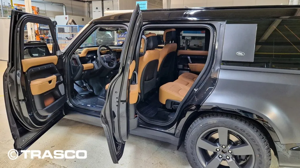 Defender 130 mit geöffneten Türen – seitliche Laderaumscheiben innen mit nicht durchsichtigem Schutzmaterial abgedeckt