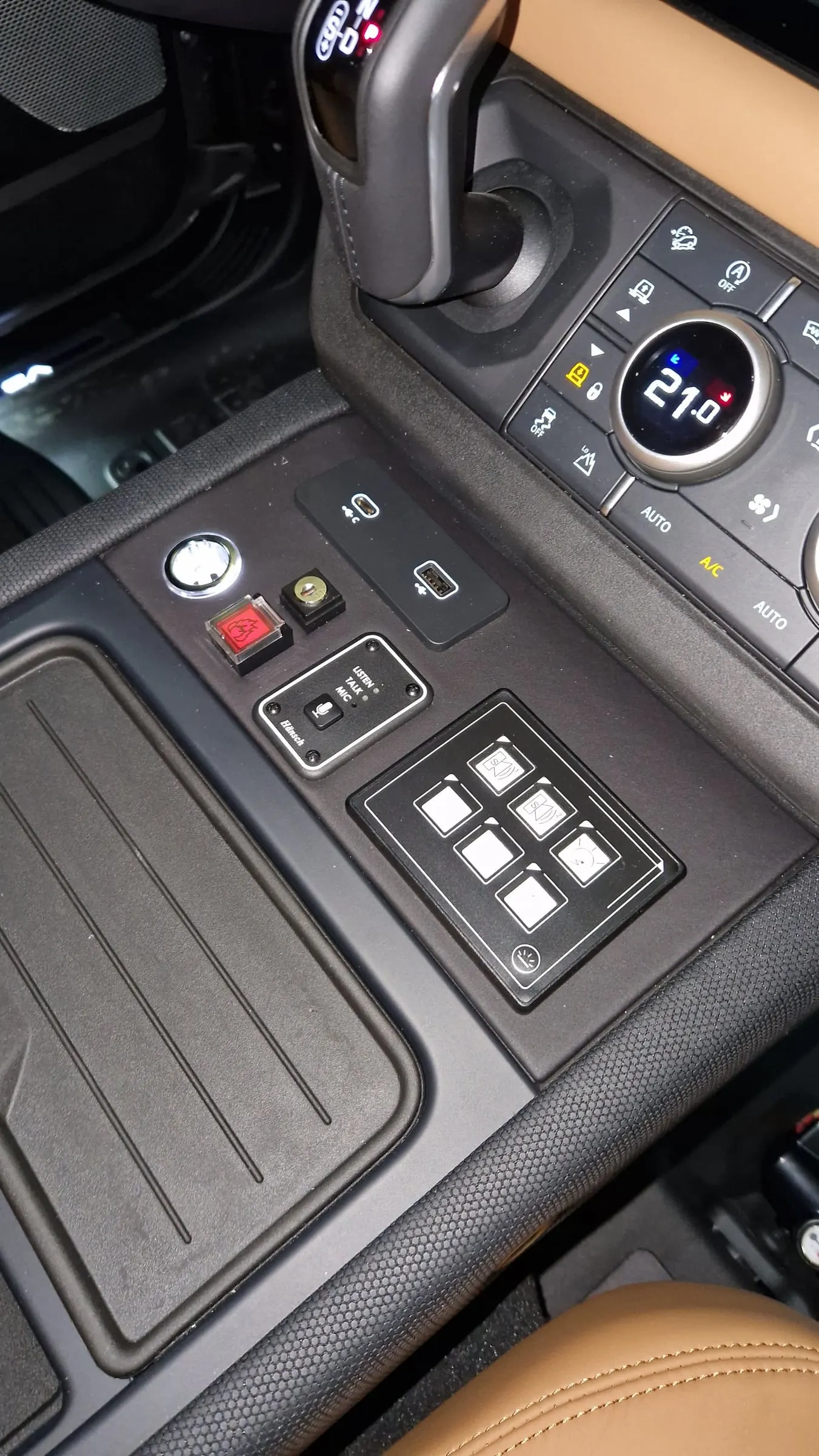 Bedienpanel in der Mittelkonsole des Defender 130 A-KIP®