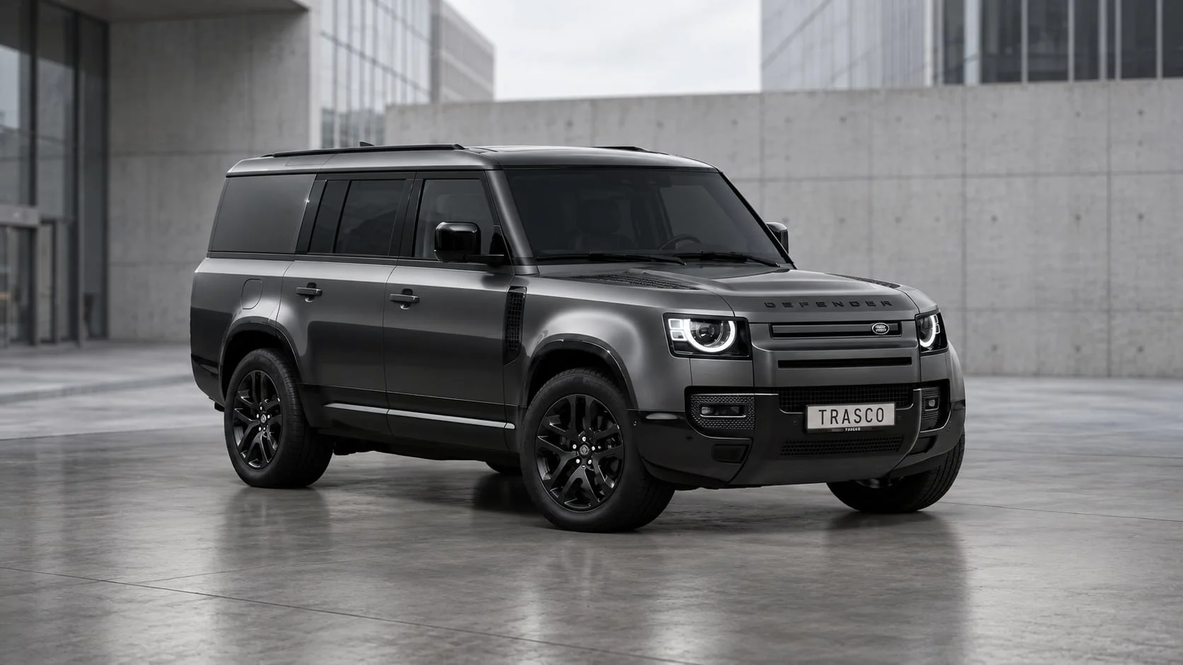TRASCO Defender 130 A-KIP® auf einem Betonplatz, Dreiviertelansicht von vorn