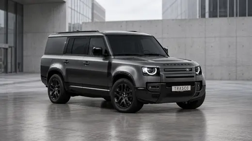 Defender 130 A-KIP® auf einem Betonplatz, Ansicht von vorn