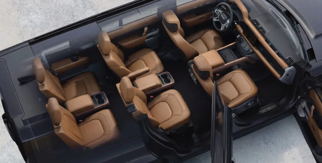 Blick von oben in den Defender 130 mit sechs Ledersitzen in drei Reihen (Abbildung beispielhaft)