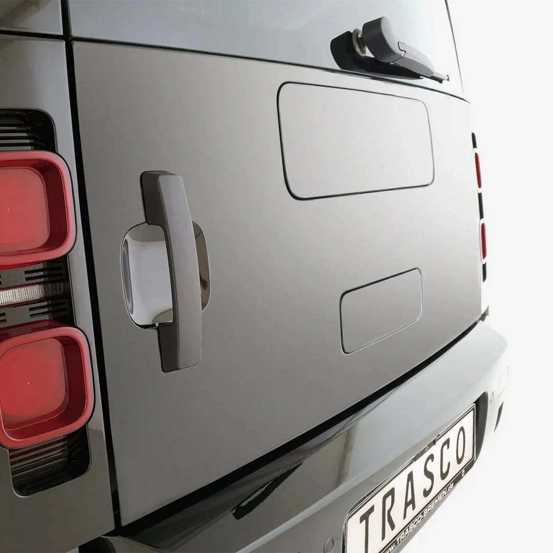 Heckklappe des Defender 130 ohne Ersatzrad, mit hochwertigen Verkleidungsteilen