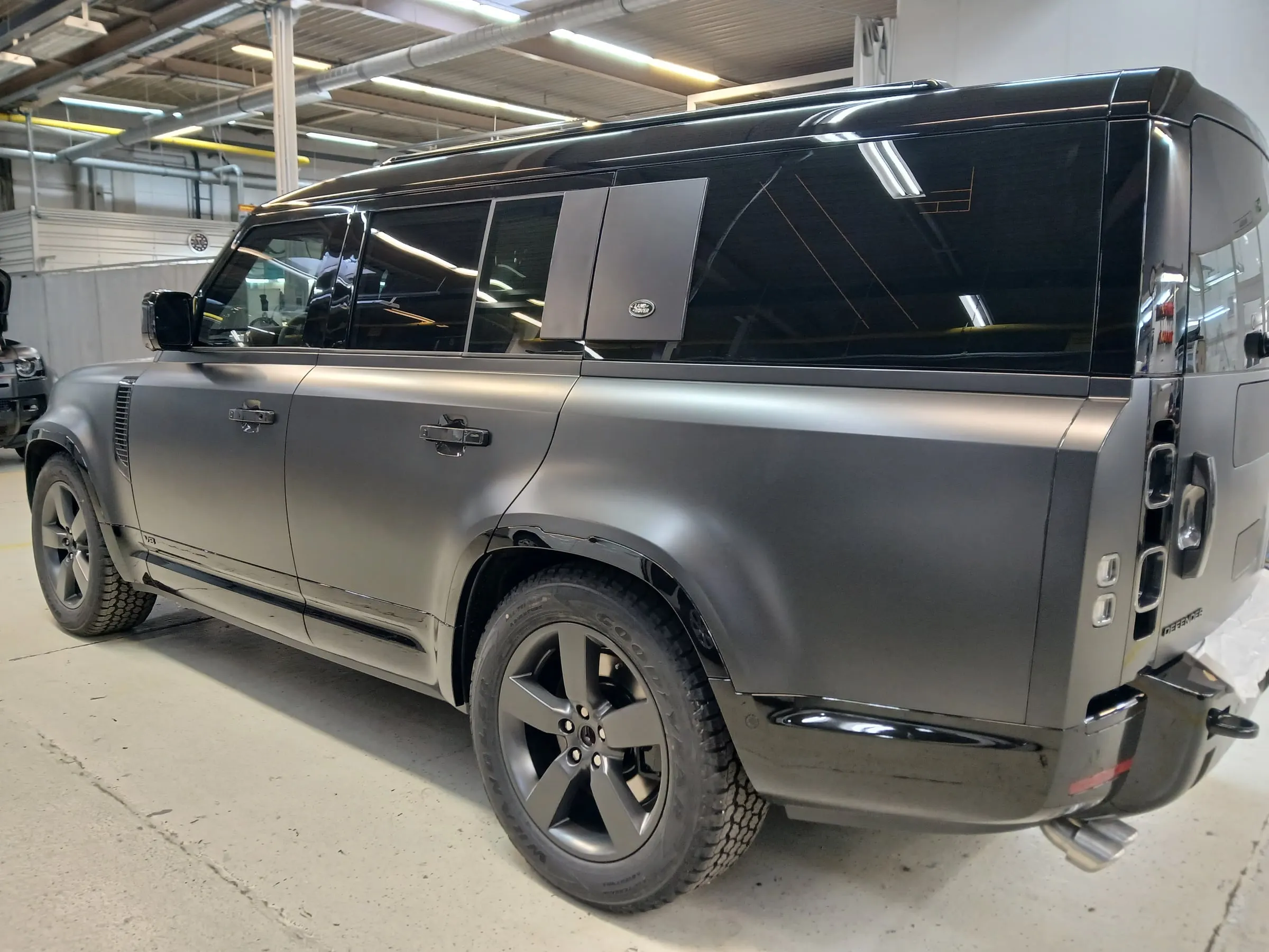 Defender 130 A-KIP® in der TRASCO-Werkstatt, Dreiviertelansicht von hinten