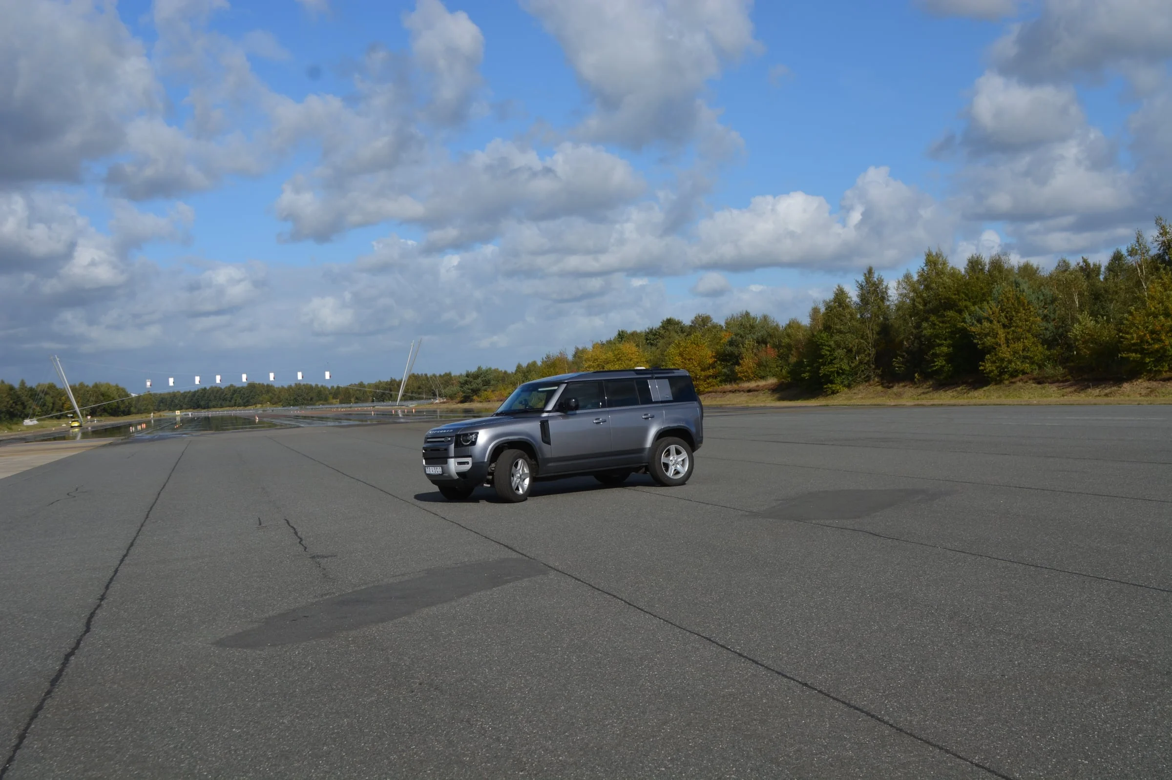 Defender 110 A-KIP® auf der Fahrdynamikfläche von ATP Papenburg