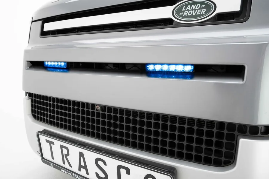 Zwei blaue LED-Blitzleuchten im Kühlergrill des Defender
