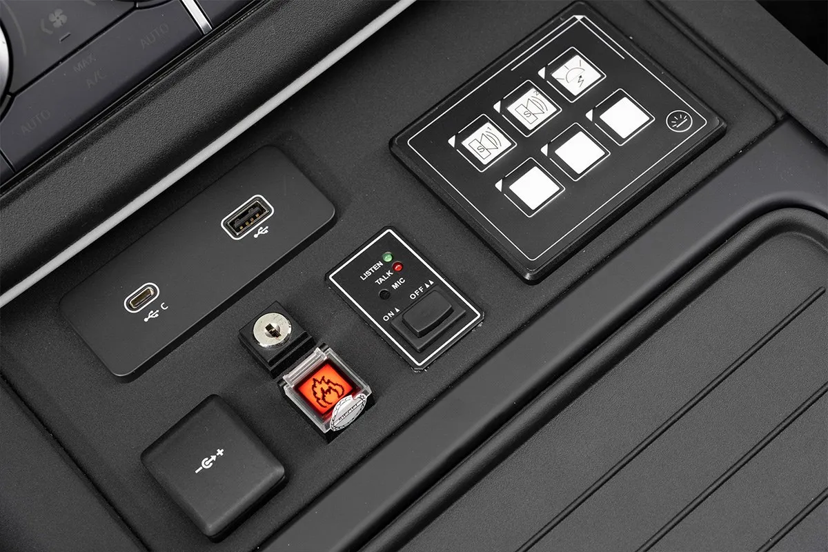 Panneau de commande avec les touches de l’interphone, à l’intérieur du Defender avec protection A-KIP®