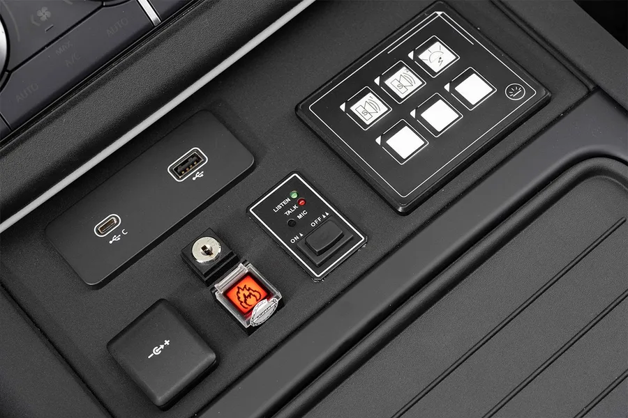 Bedienpanel mit den Tasten der Gegensprechanlage im Innenraum des Defender mit A-KIP®