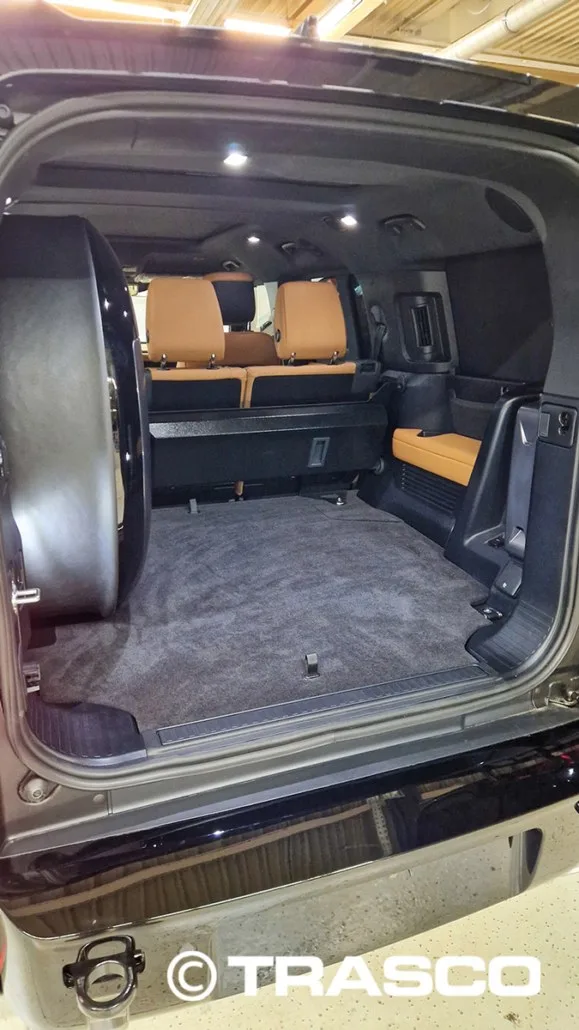 Originales Ersatzrad, gesichert im Laderaum des Defender 130