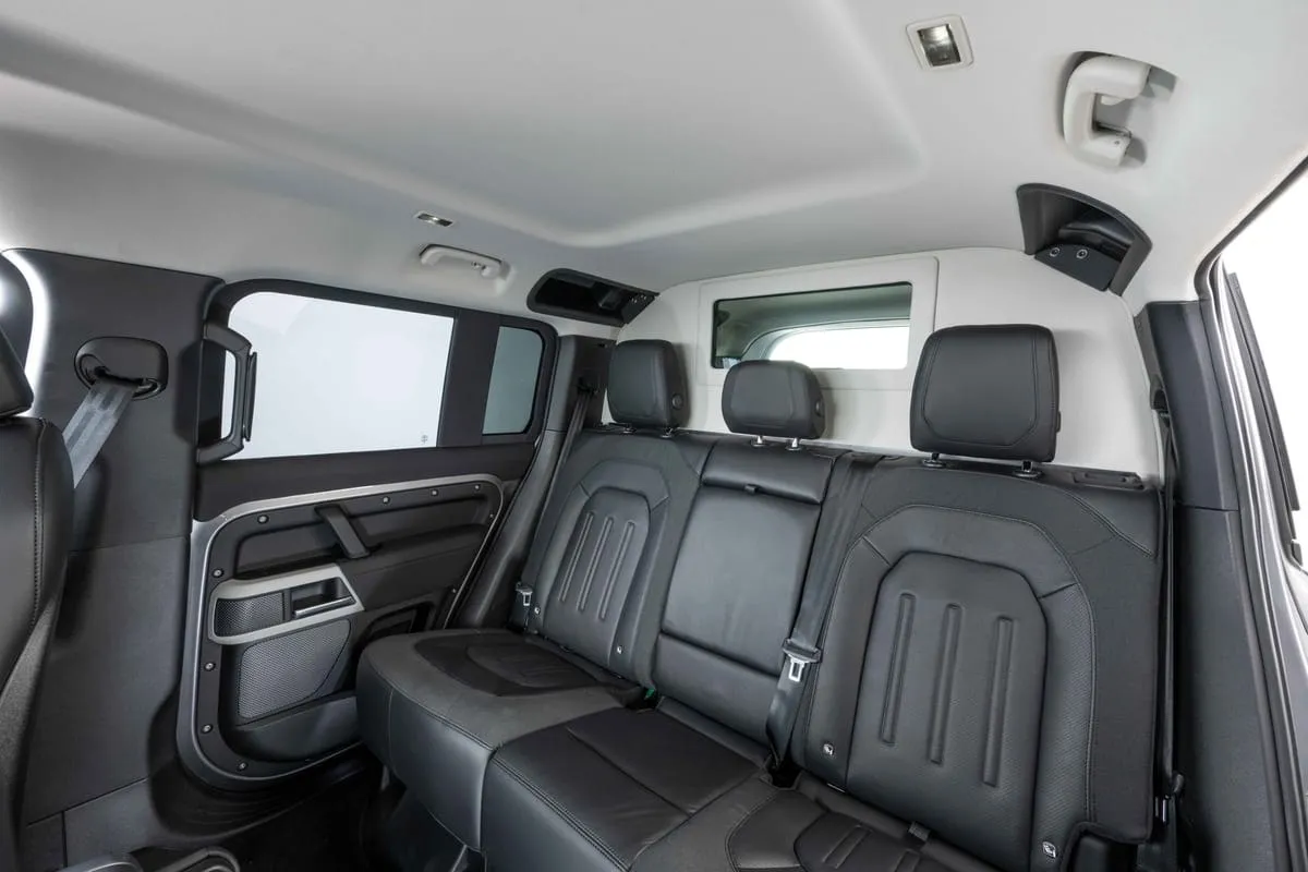 Sièges arrière et zone de toit protégée du Defender&nbsp;110 avec protection A-KIP®