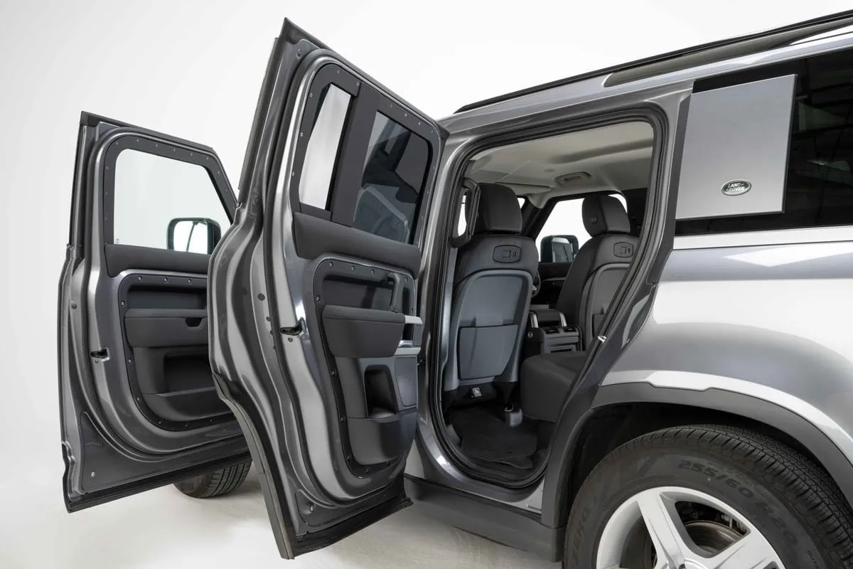 Defender&nbsp;110 avec protection A-KIP®, portes ouvertes, vue sur l’espace pour les pieds protégé