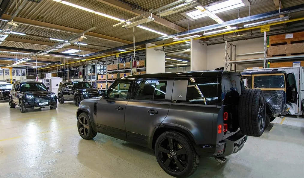 Mattschwarzer Defender 130 A-KIP® in der TRASCO-Montagehalle in Bremen