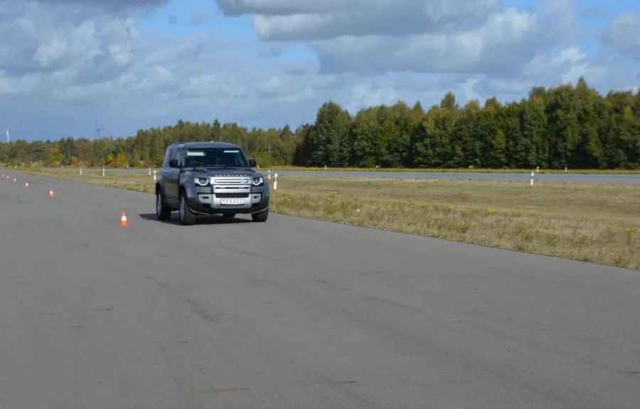 Defender A-KIP® en slalom entre des plots au centre d’essais