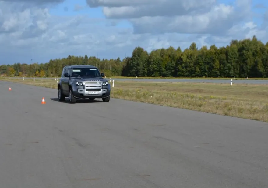 Defender A-KIP® bei der Fahrdynamik-Erprobung auf der Handlingstrecke