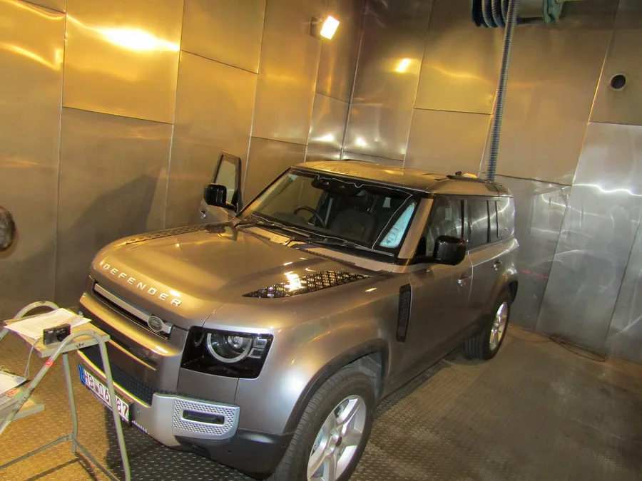 Defender A-KIP® dans la chambre climatique, toit et pare-brise couverts de gouttes d’eau