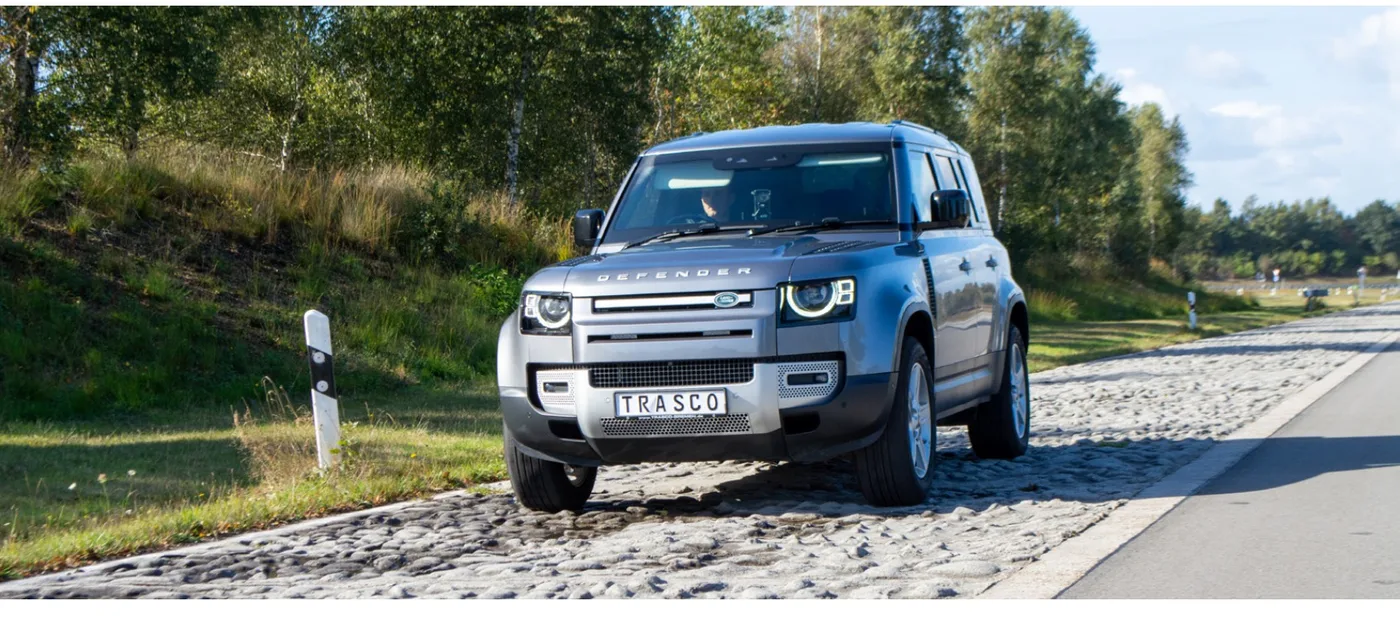 Defender 110 A-KIP® auf der Kopfsteinpflaster-Dauerlaufstrecke des Prüfgeländes