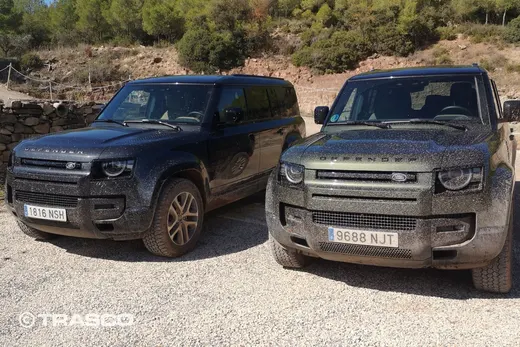 Deux Defender couverts de boue à l’avant et sur les flancs après la sortie tout-terrain à Les Comes, en Espagne