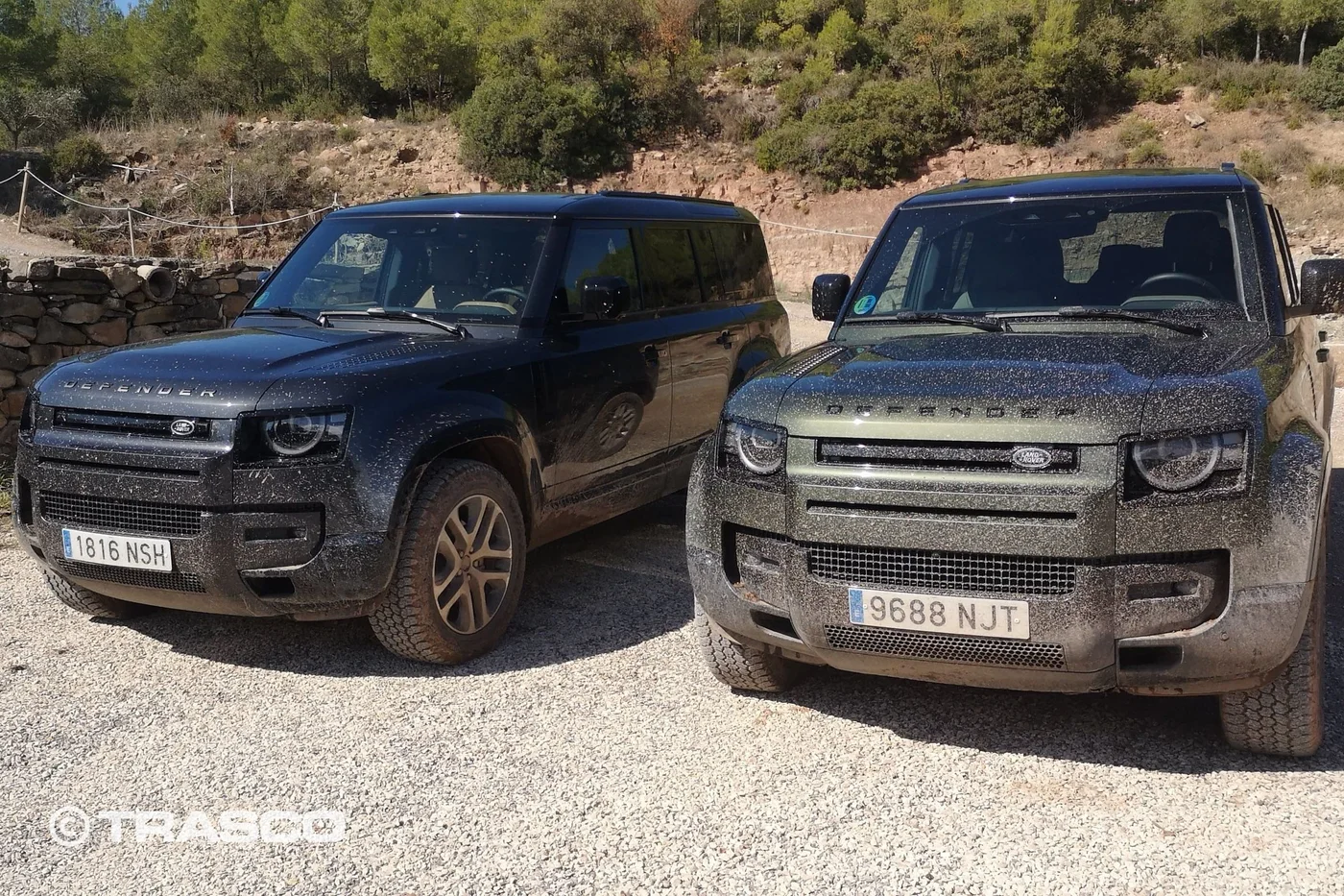 Deux Defender couverts de boue à l’avant et sur les flancs après la sortie tout-terrain à Les Comes, en Espagne